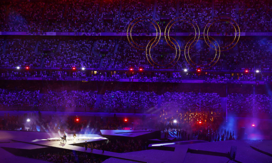 Paris 2024 Olympics - Ceremonies - Paris 2024 Closing Ceremony - Stade de France, Saint-Denis, France - August 11, 2024.
Singer H.E.R. sings U.S. national anthem. REUTERS/Sarah Meyssonnier