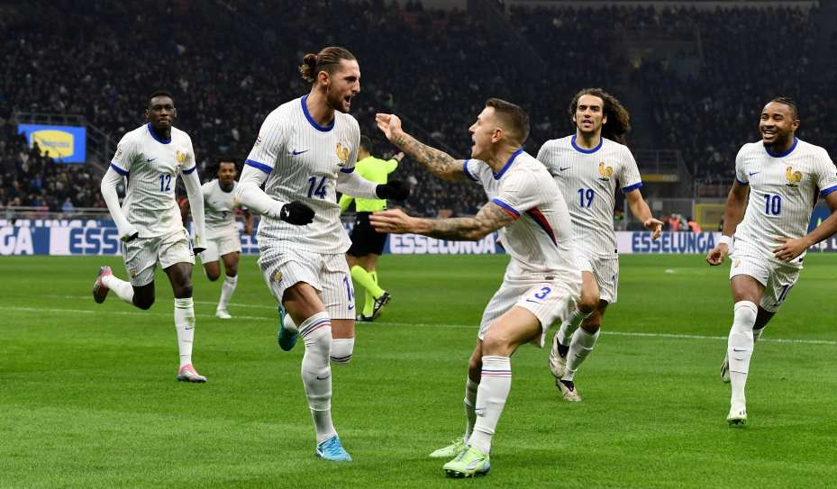 Люка Динь и Адриен Рабьо праздную гол в ворота Италии. Фото: Reuters