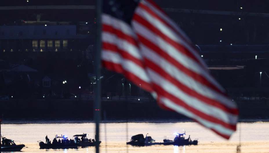 29 января 2025 года неподалеку от Вашингтона самолет American Airlines столкнулся с военным вертолетом и упал в реку Потомак. Фото: Reuters