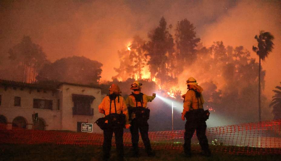 Пожар на закате в голливудском районе Лос-Анджелеса. Фото: Reuters