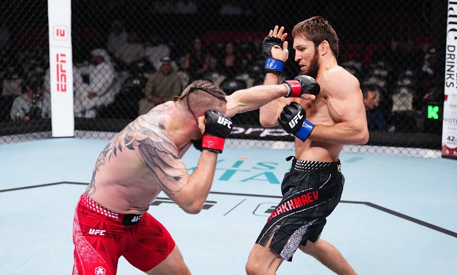 Россиянин Изагахмаев проиграл датчанину Далби на турнире UFC Fight Night 265. Фото: UFC Eurasia