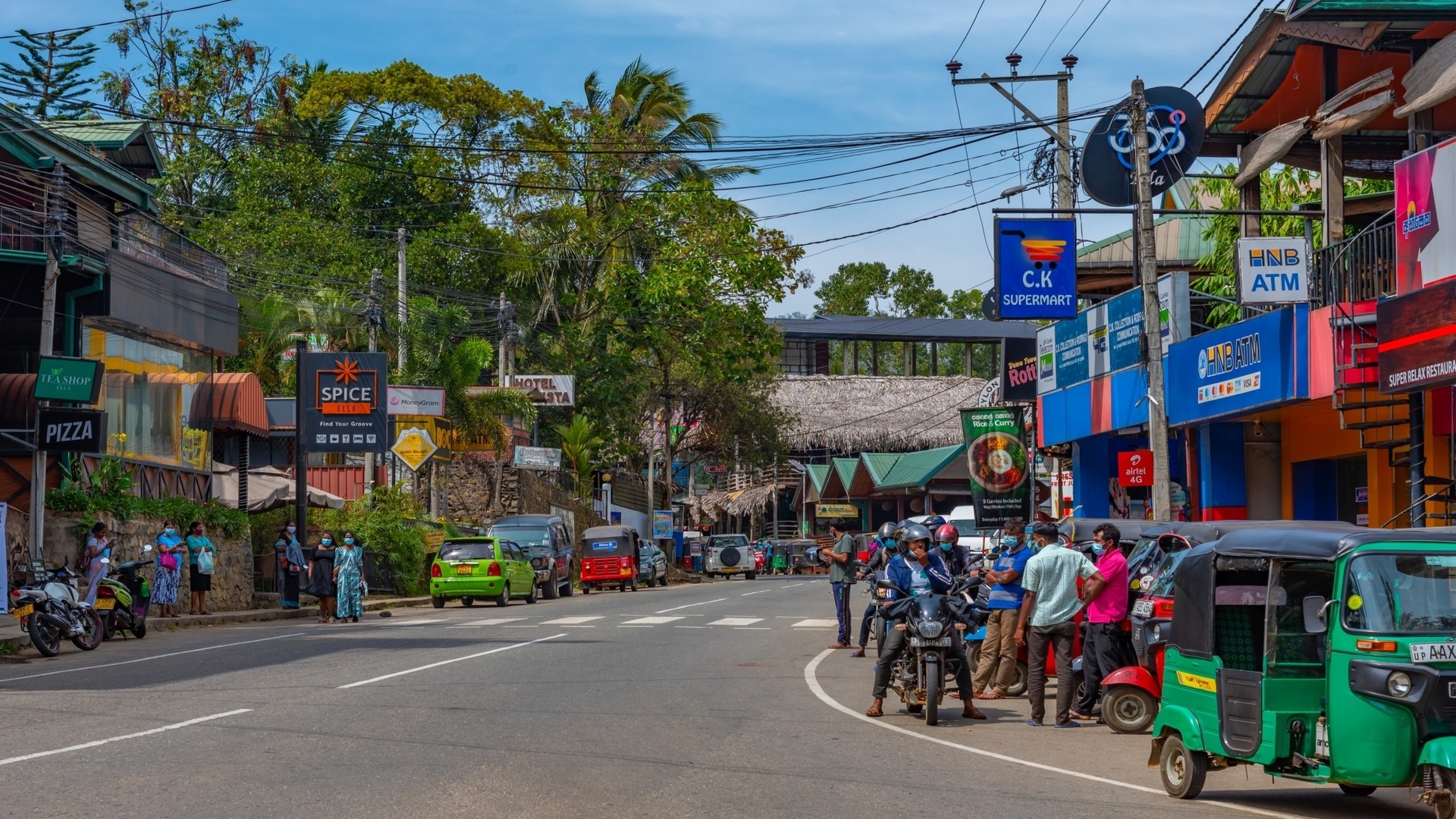Оживленная улица в городе Элла.