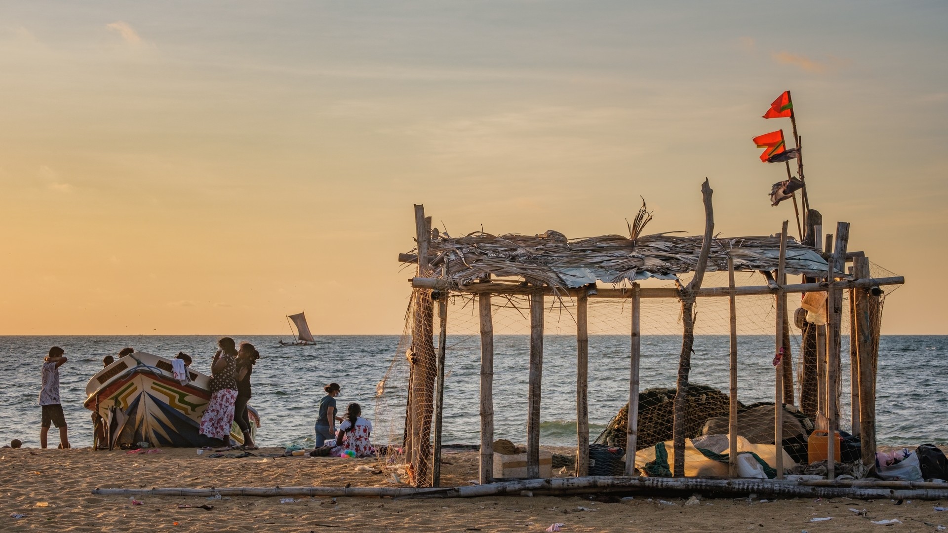 Рыбацкая хижина с рыболовными сетями на главном пляже Негомбо.