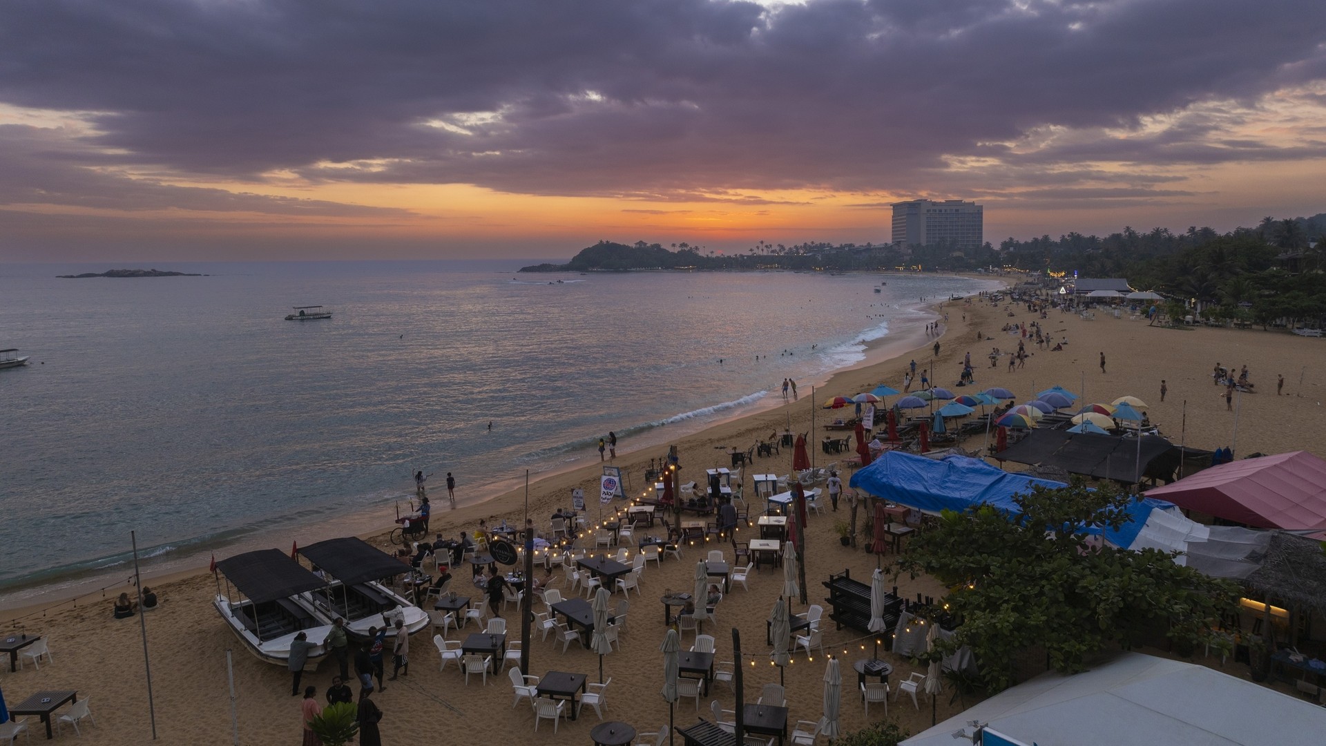 Вид на пляж Унаватуна в сумерках, Шри-Ланка.