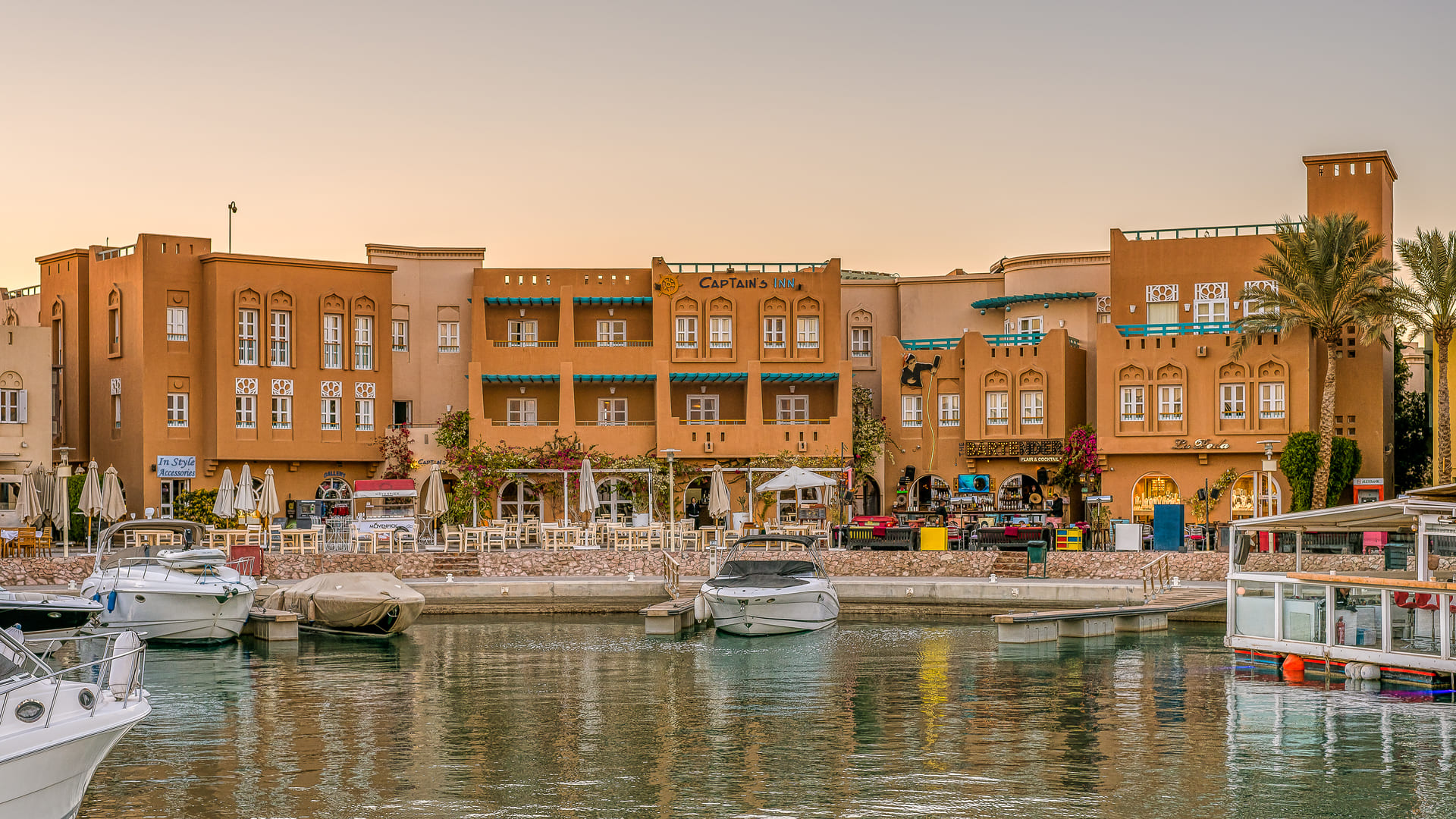 Отели рядом с пристанью для яхт и лодок, Абу Тиг Марина, Египет.