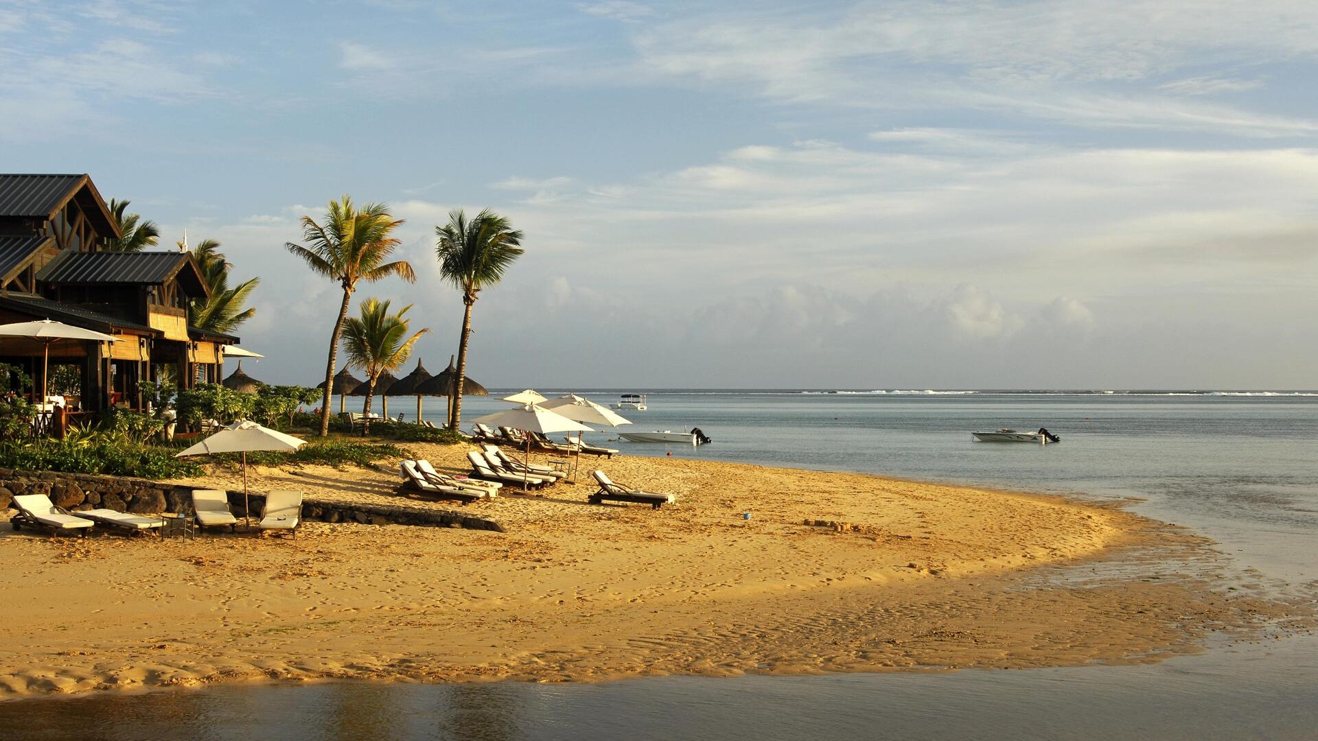 Пустой пляж курорта Ле Телфэр, Бель-Омбр.