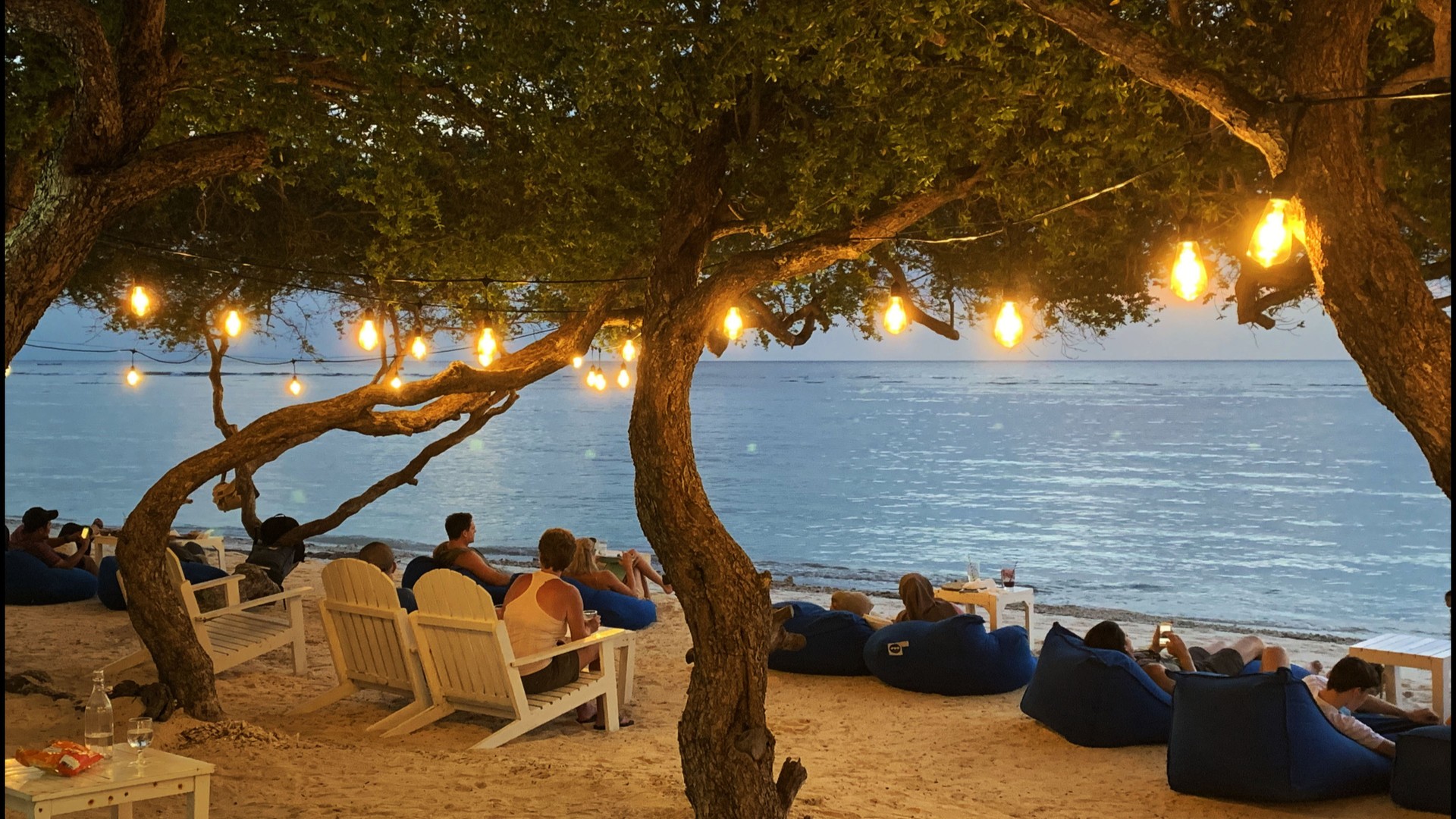 Люди отдыхают на пляже Гили-Траванган, Индонезия.