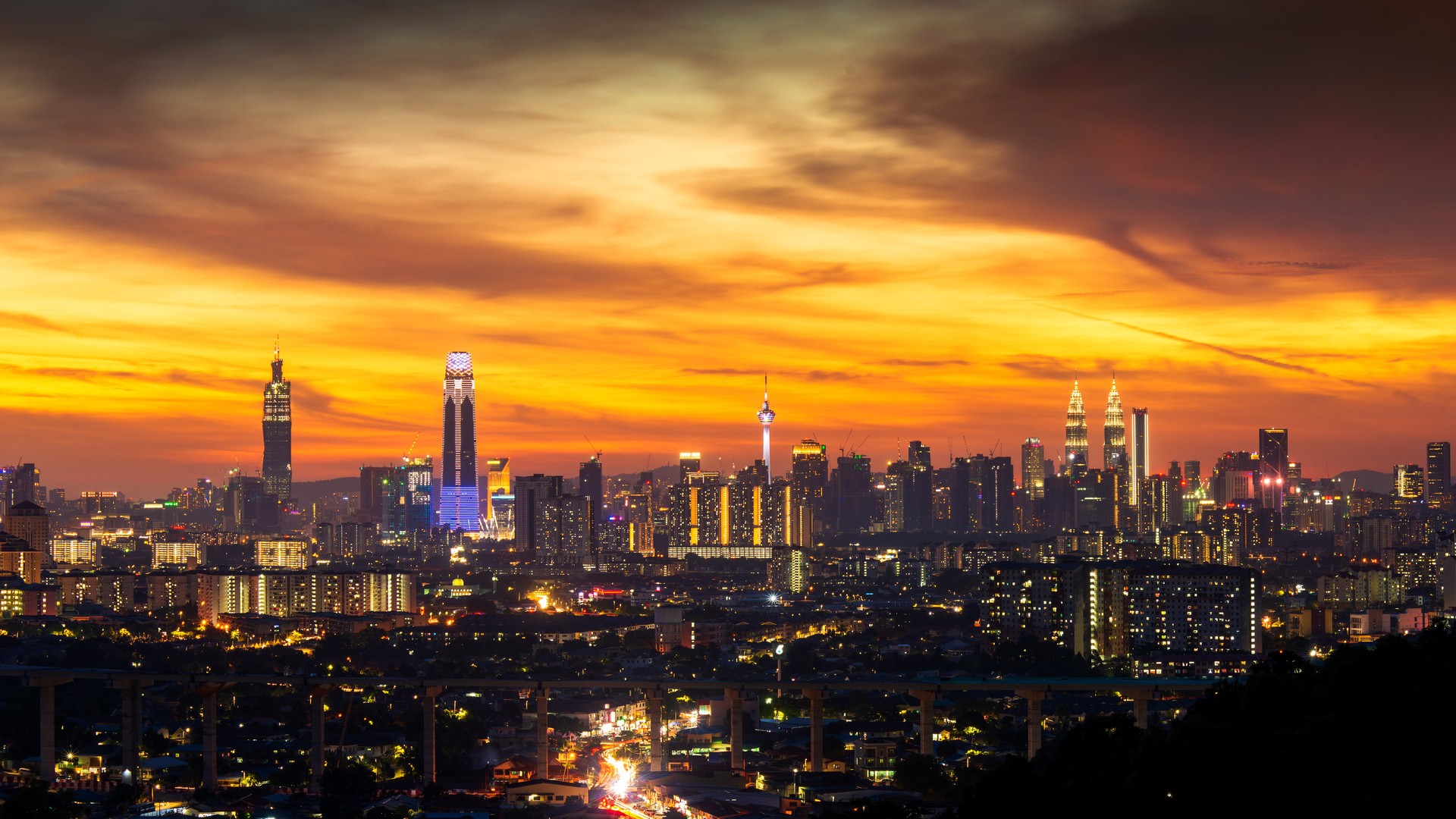 Куала-Лумпур на закате в Малайзии.