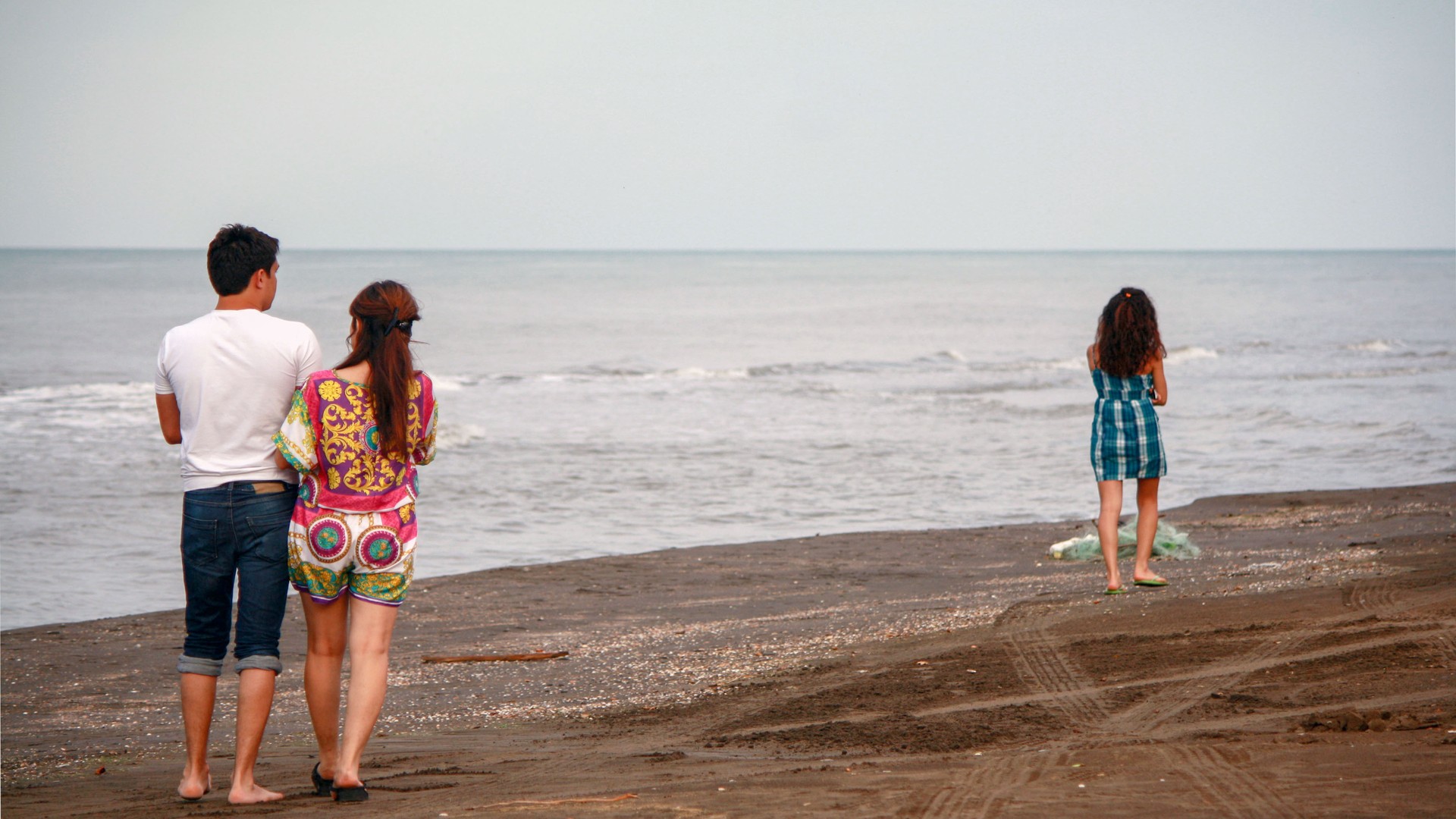 Люди гуляют вдоль Каспийского моря, Набрань.