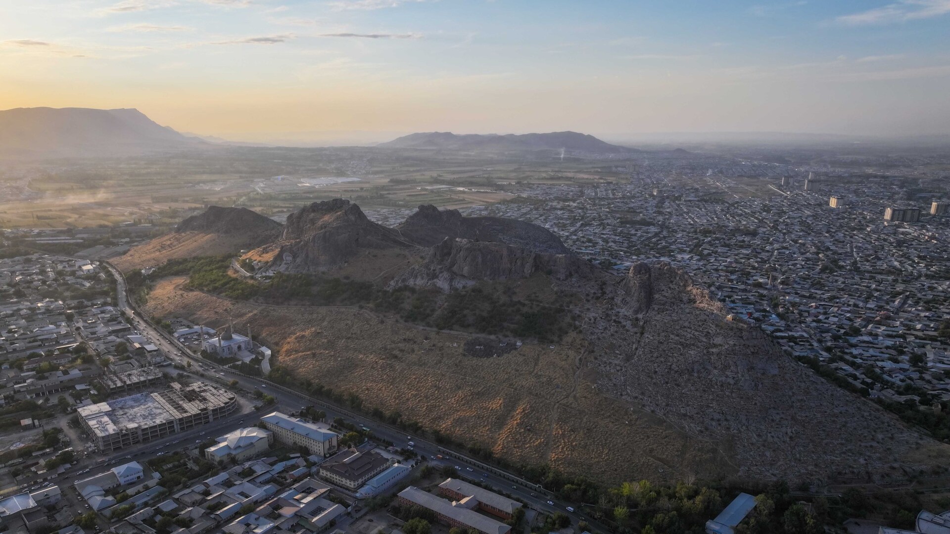 Вид на гору Сулайман-Тоо и город Ош, Кыргызстан.