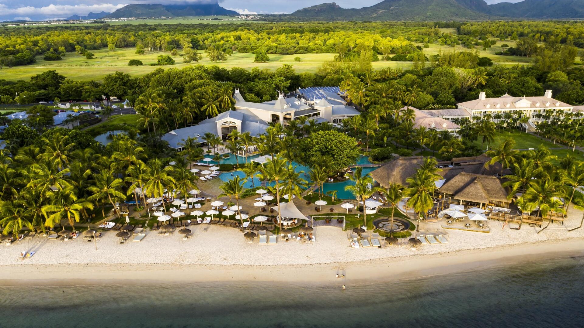 Пляж Флик-ан-Флак с роскошными отелями и пальмами, Маврикий.