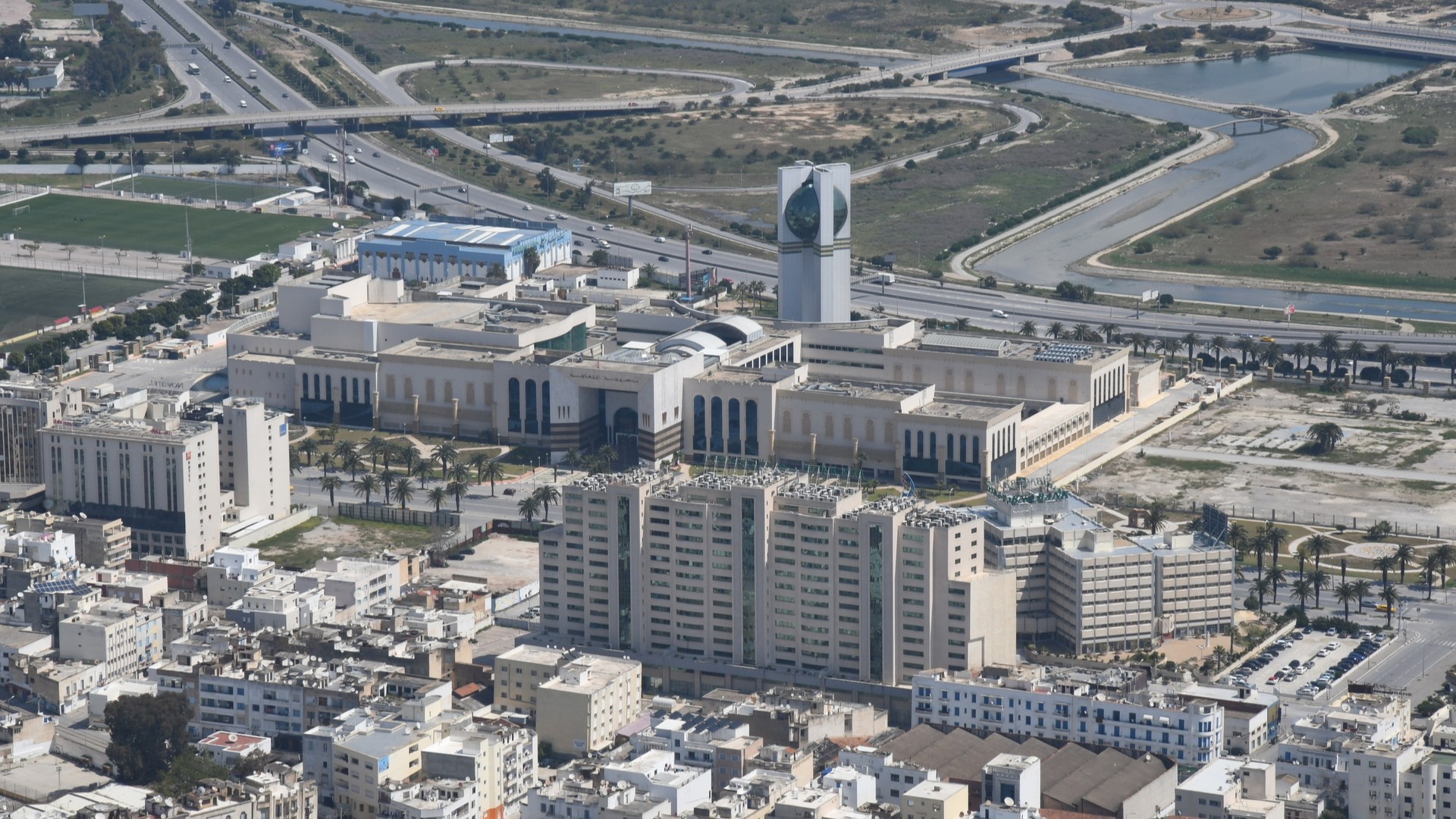 Вид сверху на Тунис.