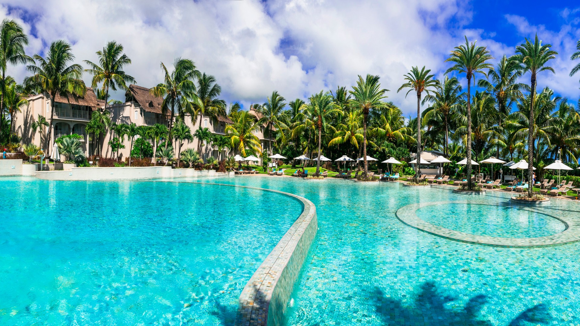 Роскошный 5-звездочный отель с бассейном LUX Belle Mare Resort & Villas.