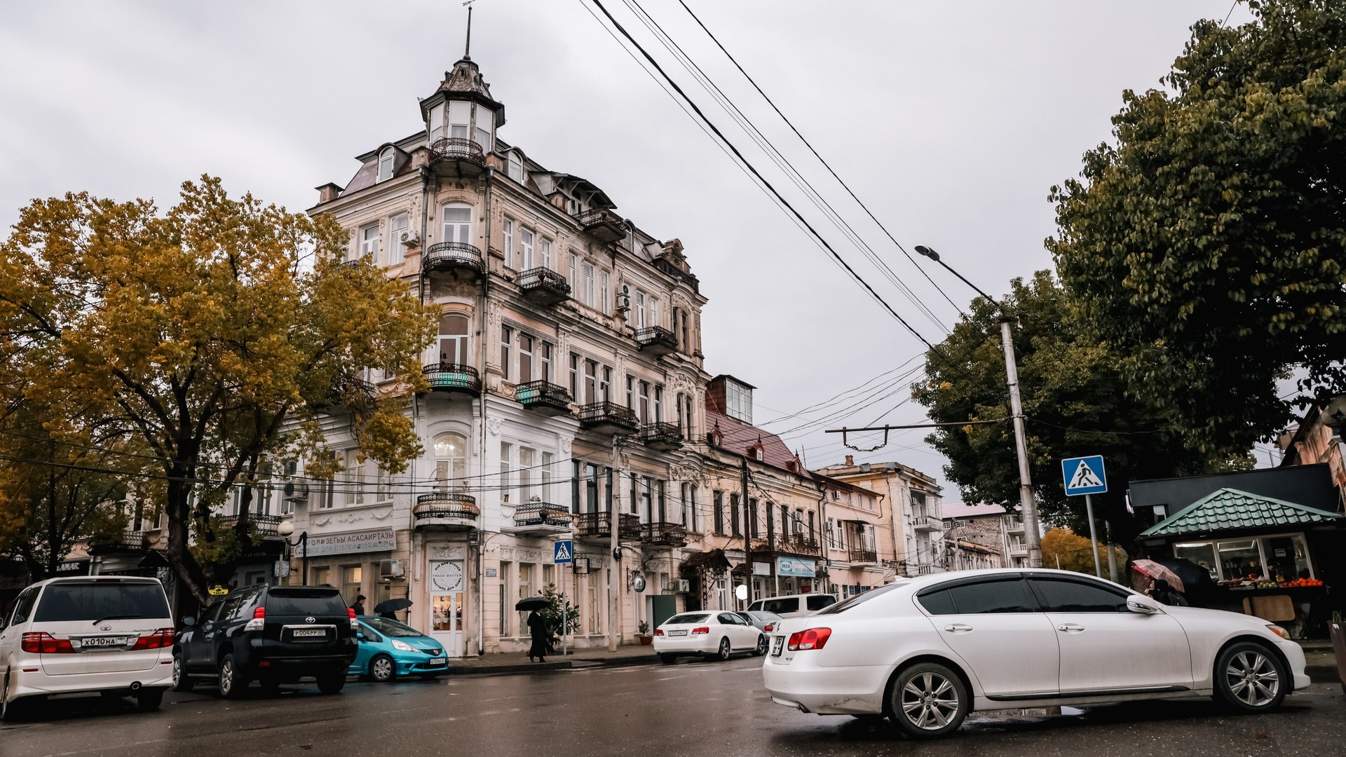 Здание дореволюционной постройки в старой части города Сухум.