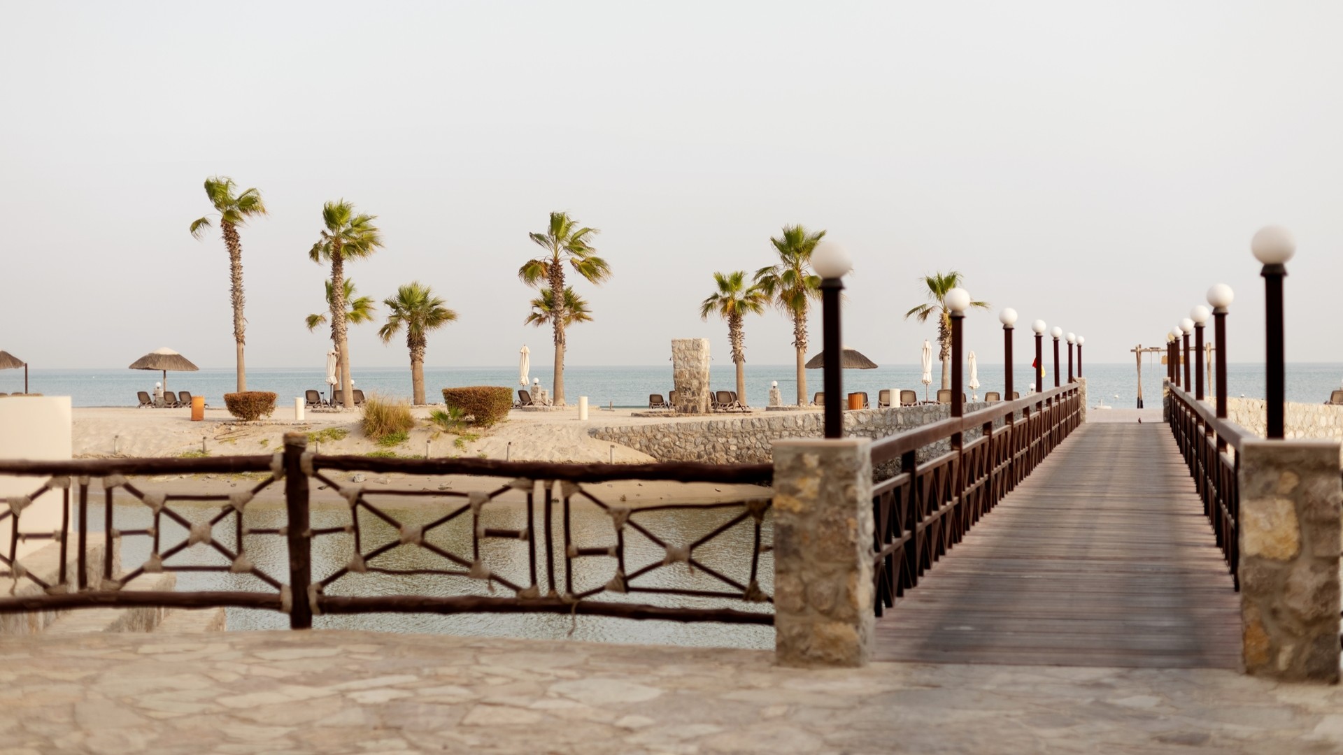 Деревянный мост, ведущий к пляжу курорта Cove Rotana Resort, Рас-эль-Хайма.