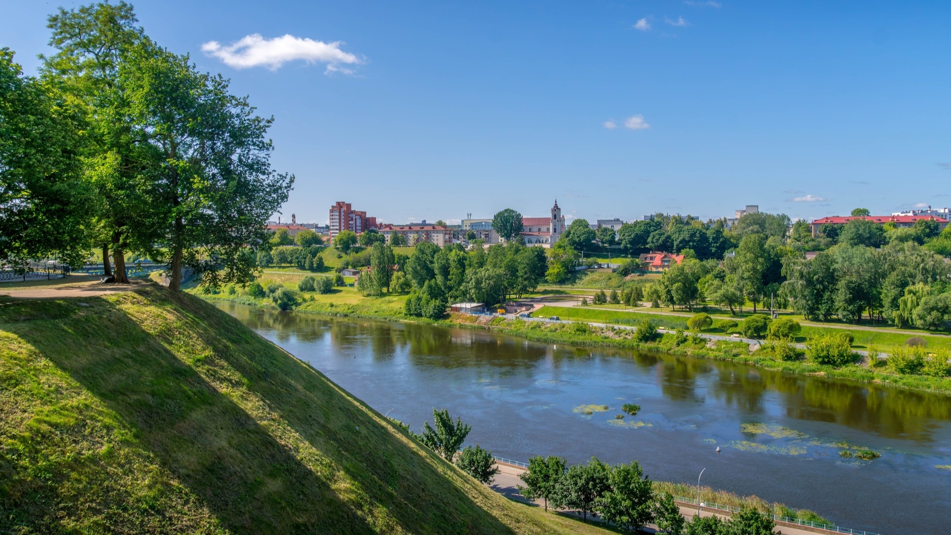 Река Неман, протекающая через зеленые холмы в Гродно.